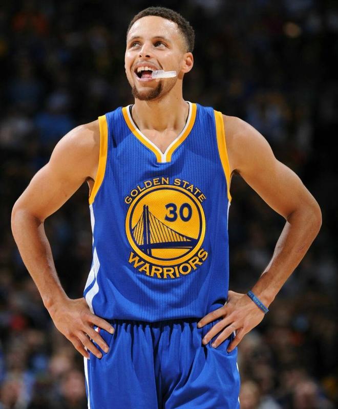 C罗焦点对战，库里与50激战雄鹿分钟，表现优异胜负难料！赢得满堂喝彩(39岁c罗精彩倒勾破门)