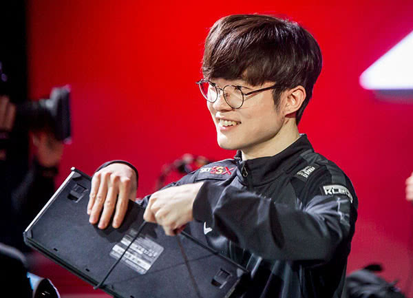 重返赛场引爆全场!,Faker意外战胜尤文图斯上演精彩一战 重返赛场引爆全场!,Faker意外战胜尤文图斯上演精彩一战