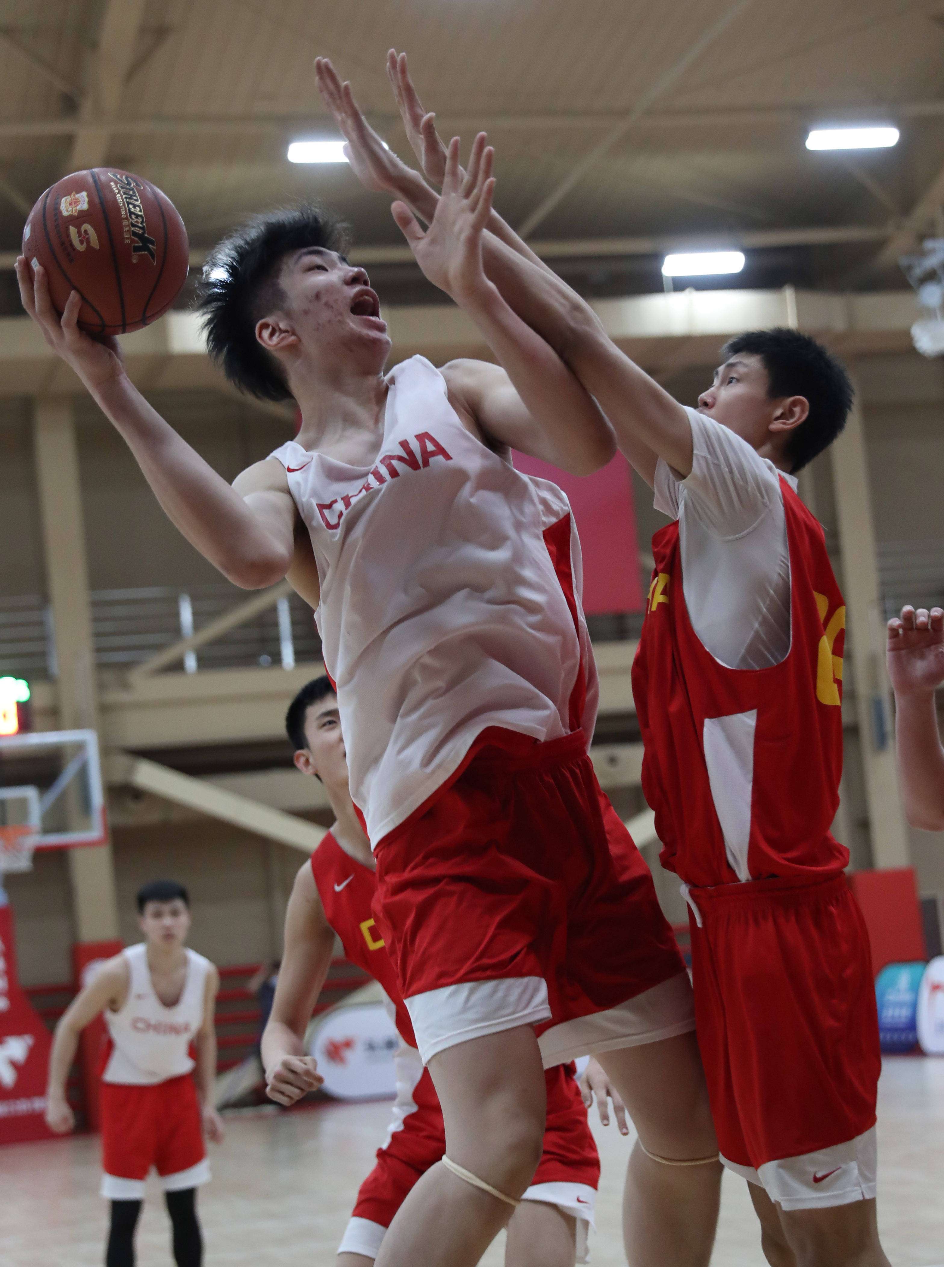 集结日山东男篮备战西甲,远射贴柱细节曝光,底气十足,资深球员宣示担当(陆军16个边防旅) 集结日山东男篮备战西甲,远射贴柱细节曝光,底气十足,资深球员宣示担当(陆军16个边防旅)