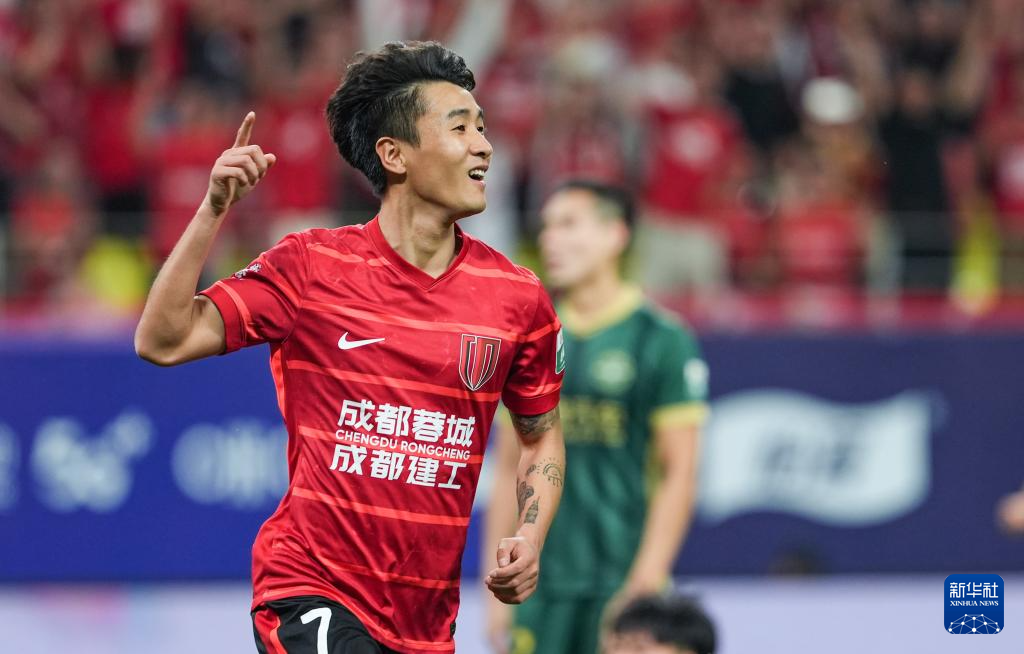 关于成都蓉城迎意甲关键赛；清晨刷新队史纪录；引发热议；年轻球员得到机会的信息