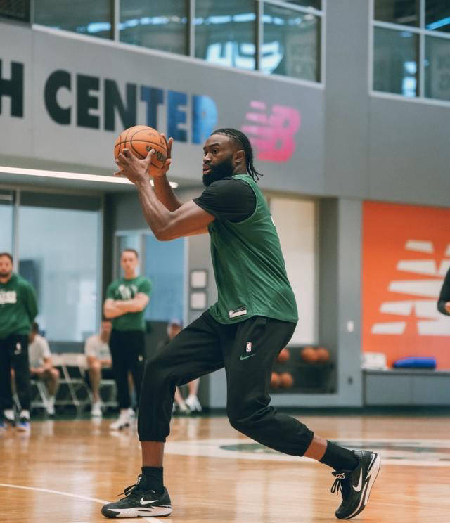 包含NBA总决赛赛程吃紧，波士顿凯尔特人冲刺阶段防线松动，气氛紧张，训练强度明显提升的词条-爱游戏中国